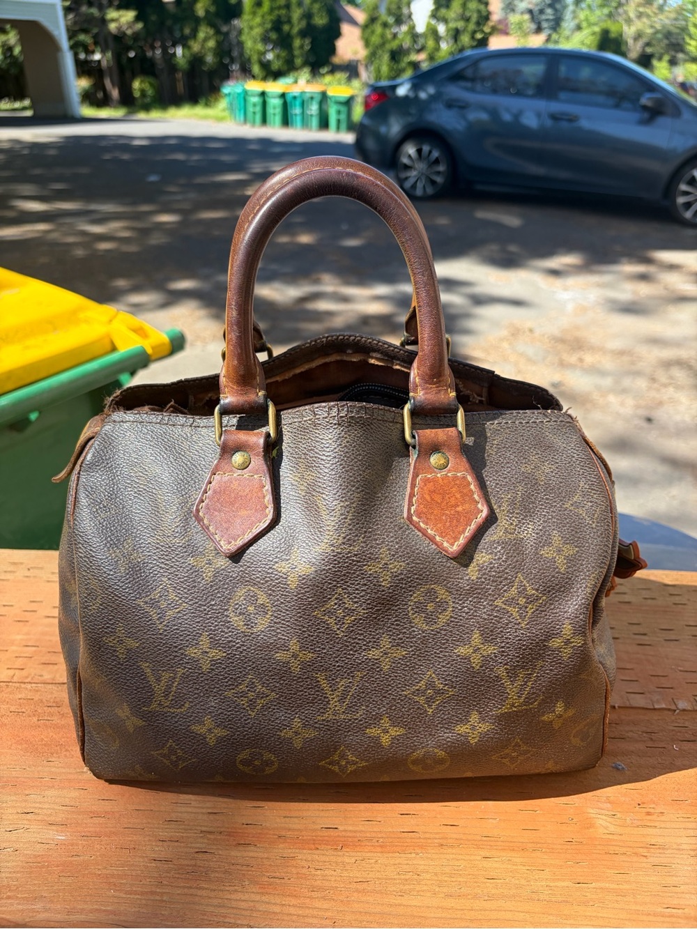 Beat up Louis Vuitton Monogram Speedy 25 Brown Canvas Handbag